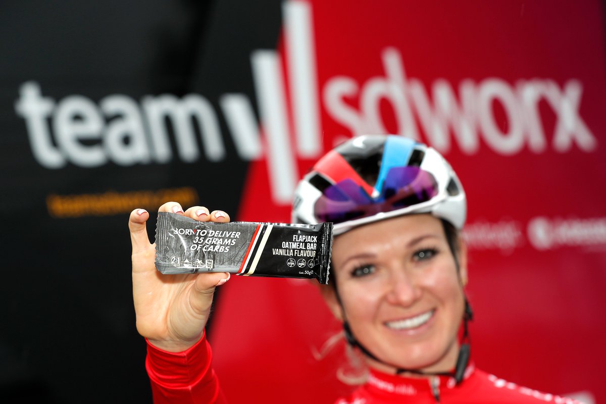 teamsdworx's tweet photo. Delicious nutritious 🤩. This Flapjack Oatmeal Bar Vanilla allows us to absorb more carbs per hour, and the flavour? This bar tastes like a vanilla cookie like 👵 used to bake herself. Win-Win. 

#teamsdworx #bornsuperiorsportscare #borntopushlimits https://t.co/xk9CZ5zQun