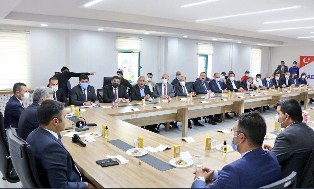 vanticborsa's tweet photo. Batı Karadeniz Bölgesi'ndeki sel felaketinde maddi ve manevi görev alan ve yardım eden kamu ve STK'lar için düzenlenen programda, Valimiz Sn. Mehmet Emin Bilmez, Başkanımız Nayif Süer ve borsa üyelerimize teşekkür belgesi verdi.
@valibilmez @Nayifsuer https://t.co/lM2Q1qeC1c