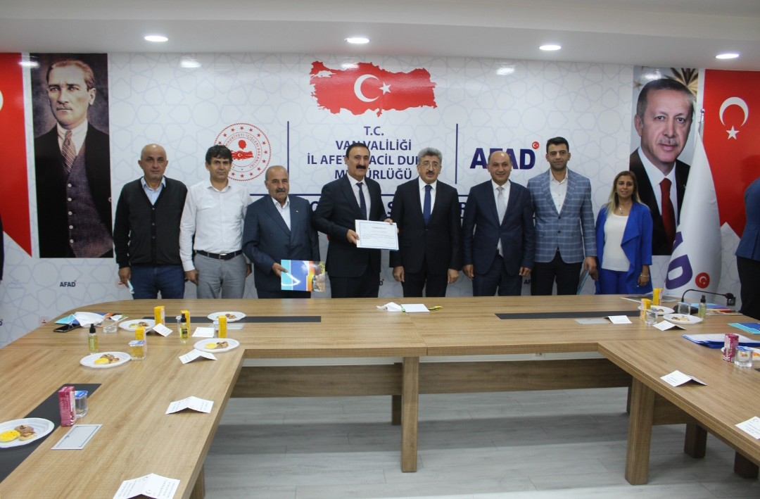 vanticborsa's tweet photo. Batı Karadeniz Bölgesi'ndeki sel felaketinde maddi ve manevi görev alan ve yardım eden kamu ve STK'lar için düzenlenen programda, Valimiz Sn. Mehmet Emin Bilmez, Başkanımız Nayif Süer ve borsa üyelerimize teşekkür belgesi verdi.
@valibilmez @Nayifsuer https://t.co/lM2Q1qeC1c