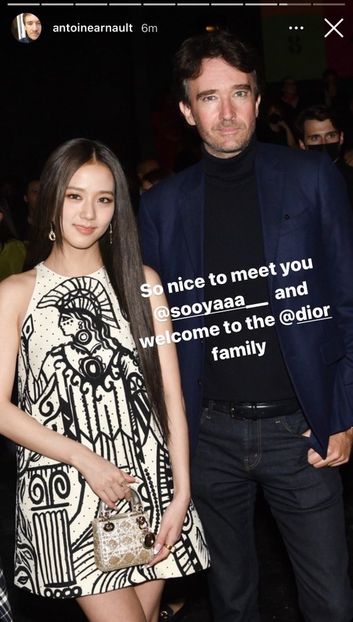 MISSDIORJISOO's tweet photo. Jisoo just out here being taken care of by the PR manager, hanging out with the creative director, sitting beside the Dior Ceo, and being welcomed to the family by the Heir of the LVMH empire. She really is that important to them icb https://t.co/k9lIVhfFlu