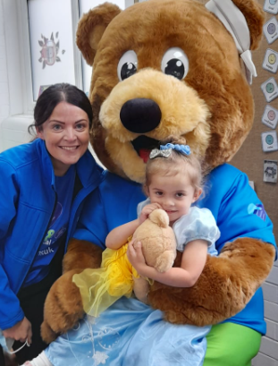 DeniseELHTandMe's tweet photo. My favorite picture of the day. ๐ธ๐ฆ
Total love ๐ for Mulbury Roots Nursery for holding our first nursery ''Wear it Blue Day''
#beartastic #love https://t.co/fhOej9W0iH