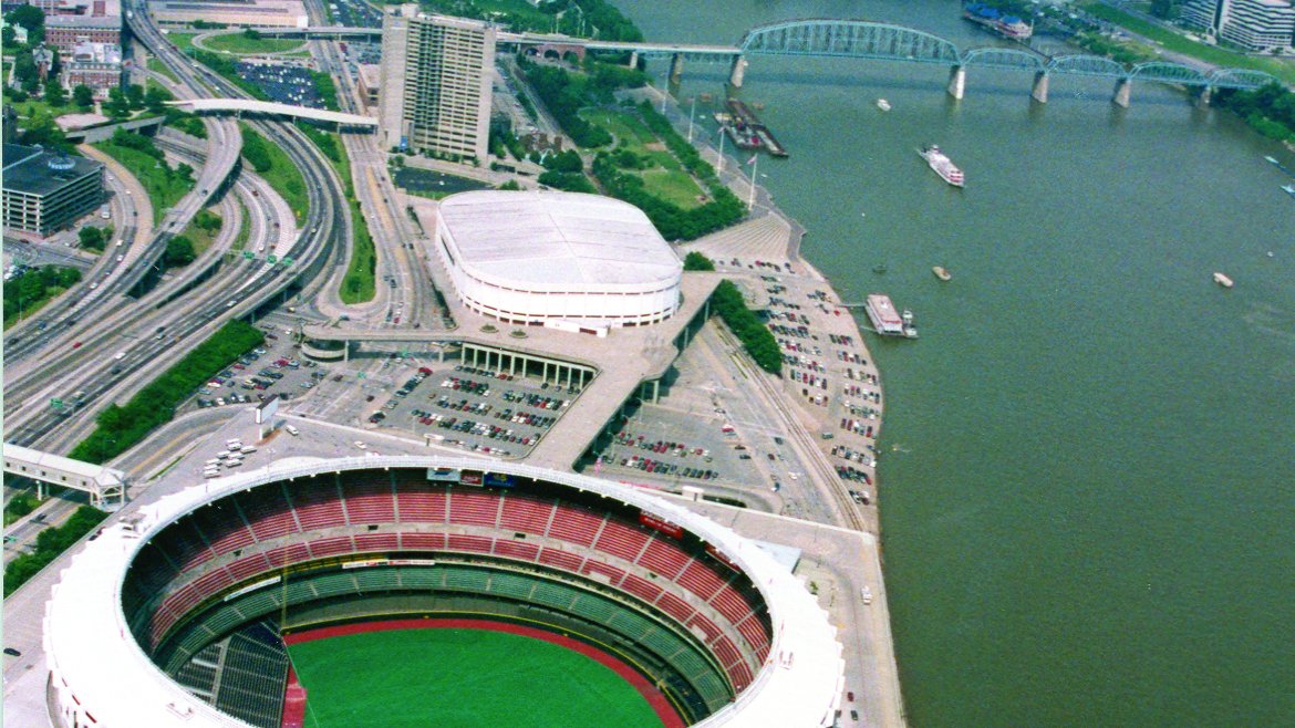 cammillerfilms's tweet photo. If you look closely, you can see the neglected planters on the Coliseum portion of the Riverfront complex. #Weedgate @KyRedsGal https://t.co/V0gbyaNtAr