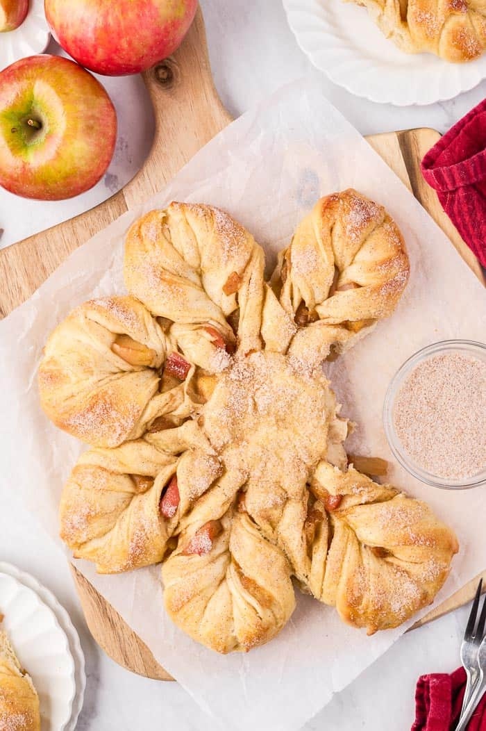 aclassictwist's tweet image. This Apple Cinnamon Star Bread is the show-stopper of the season!

Baked with fresh apples and your favorite fall spices into a star shape, making it super easy to share with friends and family...if you choose to :-).

Recipe- aclassictwist.com/apple-cinnamon…

#starbread #aclassictwist