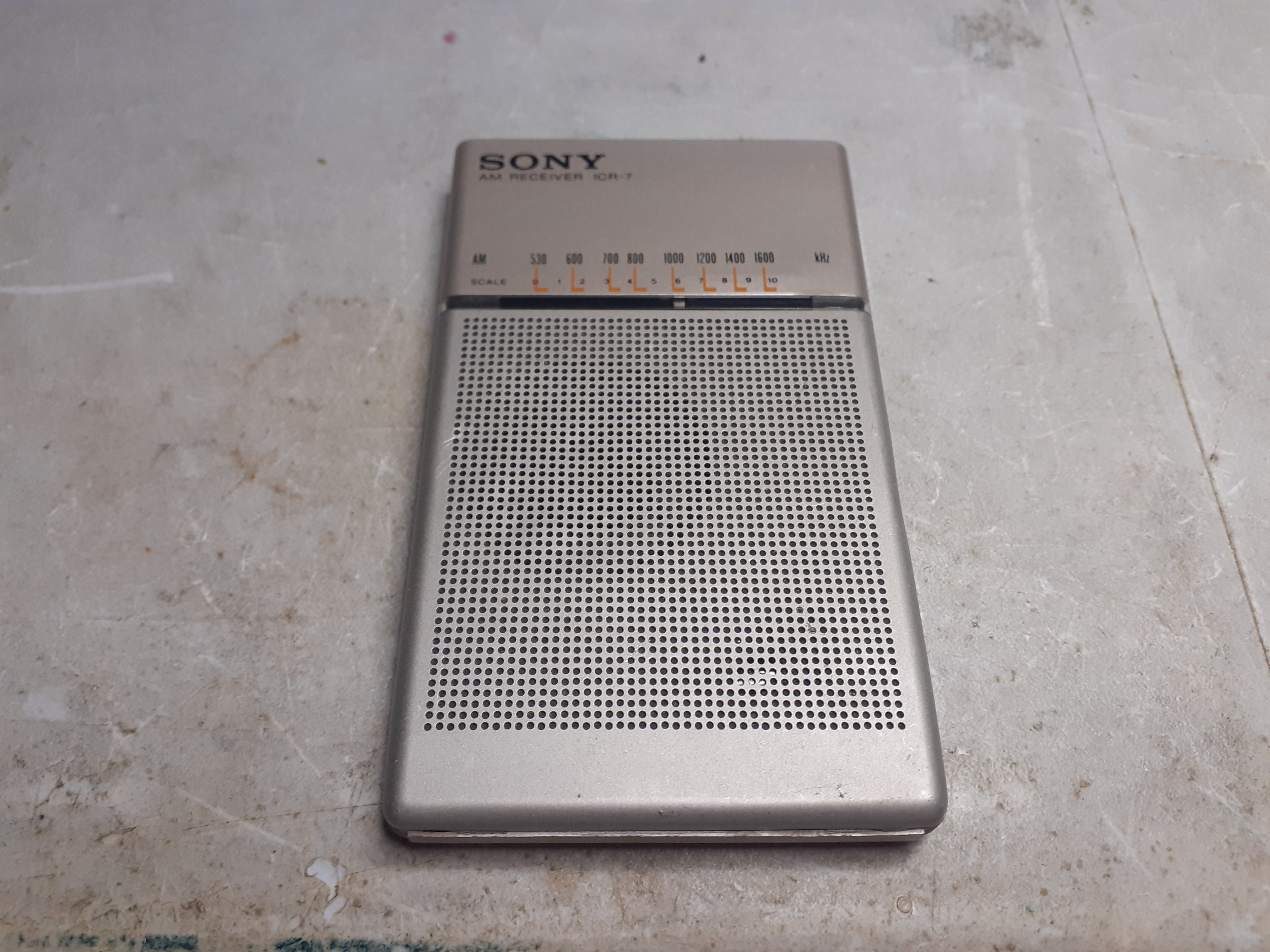 てんびん座 ソニーicr 7 完 バッテリー接点を再構築し 元の極性のバッテリーステッカーを印刷します それは完全に機能しています このトランジスタラジオを保存できてとてもうれしいです このラジオは1977年のもので たった44年しか経っていません