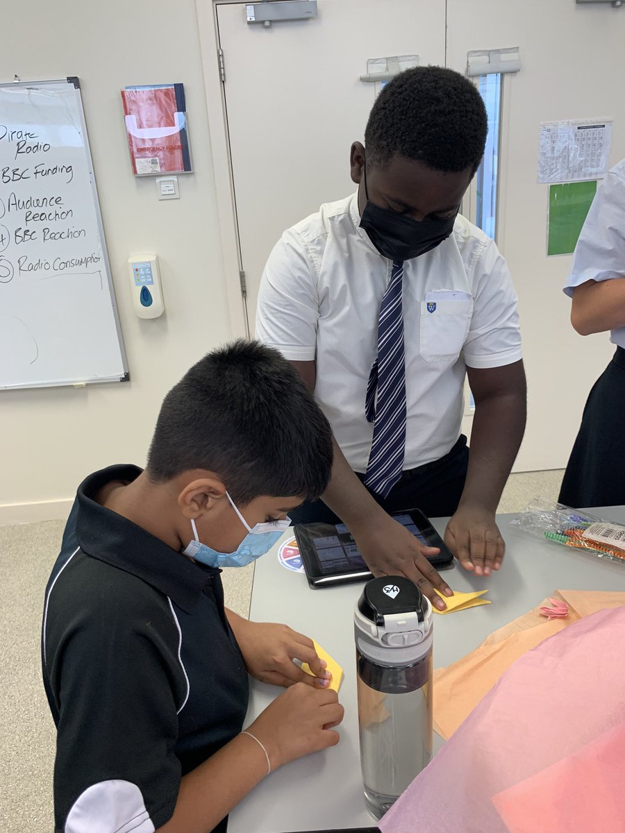 Arts_WEK's tweet photo. Our Year 9 Social Enterprise ‘Craft’ session delivered to WEK Primary students.
This lesson was led by the Year 9 students!
#wek #WEKhpl #wek_visual_arts #wek_arts #hplcreativity https://t.co/8yImMpfdWt