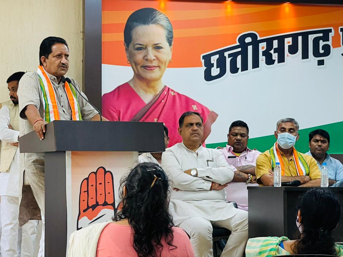 shrinu4242's tweet photo. रायपुर शहर जिला कांग्रेस कमेटी द्वारा बुथ कमेटी गठन को लेकर बुलाई गई महत्वपूर्ण बैठक में  @girish_dewangan @ag_ramgopal PRATIMA CHANDRAKAR JI @ChhayaVermaCG @_vikasupadhyay @PramodDubeyCong  @psharmainc @GirishInc एवं ब्लॉक अध्यक्षगण पार्षद छाया पार्षद एल्डरमैन उपस्थित थे https://t.co/jrJSVwk4yo