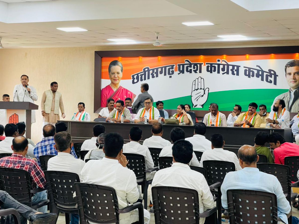 shrinu4242's tweet photo. रायपुर शहर जिला कांग्रेस कमेटी द्वारा बुथ कमेटी गठन को लेकर बुलाई गई महत्वपूर्ण बैठक में  @girish_dewangan @ag_ramgopal PRATIMA CHANDRAKAR JI @ChhayaVermaCG @_vikasupadhyay @PramodDubeyCong  @psharmainc @GirishInc एवं ब्लॉक अध्यक्षगण पार्षद छाया पार्षद एल्डरमैन उपस्थित थे https://t.co/jrJSVwk4yo