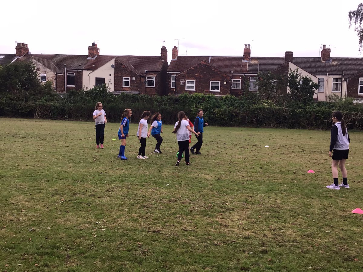 BuckinghamSch's tweet photo. Fantastic to have the girls football working on their development with @SSESS_ #buckinghamclubs https://t.co/lxaE3quhz7