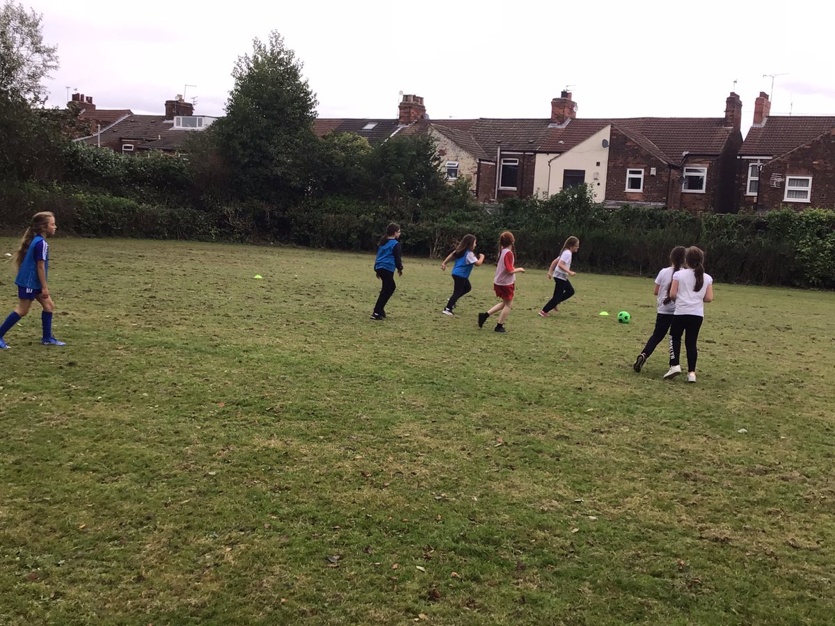 BuckinghamSch's tweet photo. Fantastic to have the girls football working on their development with @SSESS_ #buckinghamclubs https://t.co/lxaE3quhz7