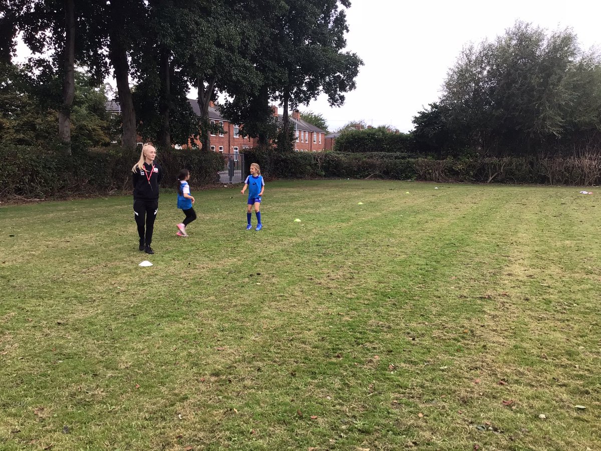 BuckinghamSch's tweet photo. Fantastic to have the girls football working on their development with @SSESS_ #buckinghamclubs https://t.co/lxaE3quhz7