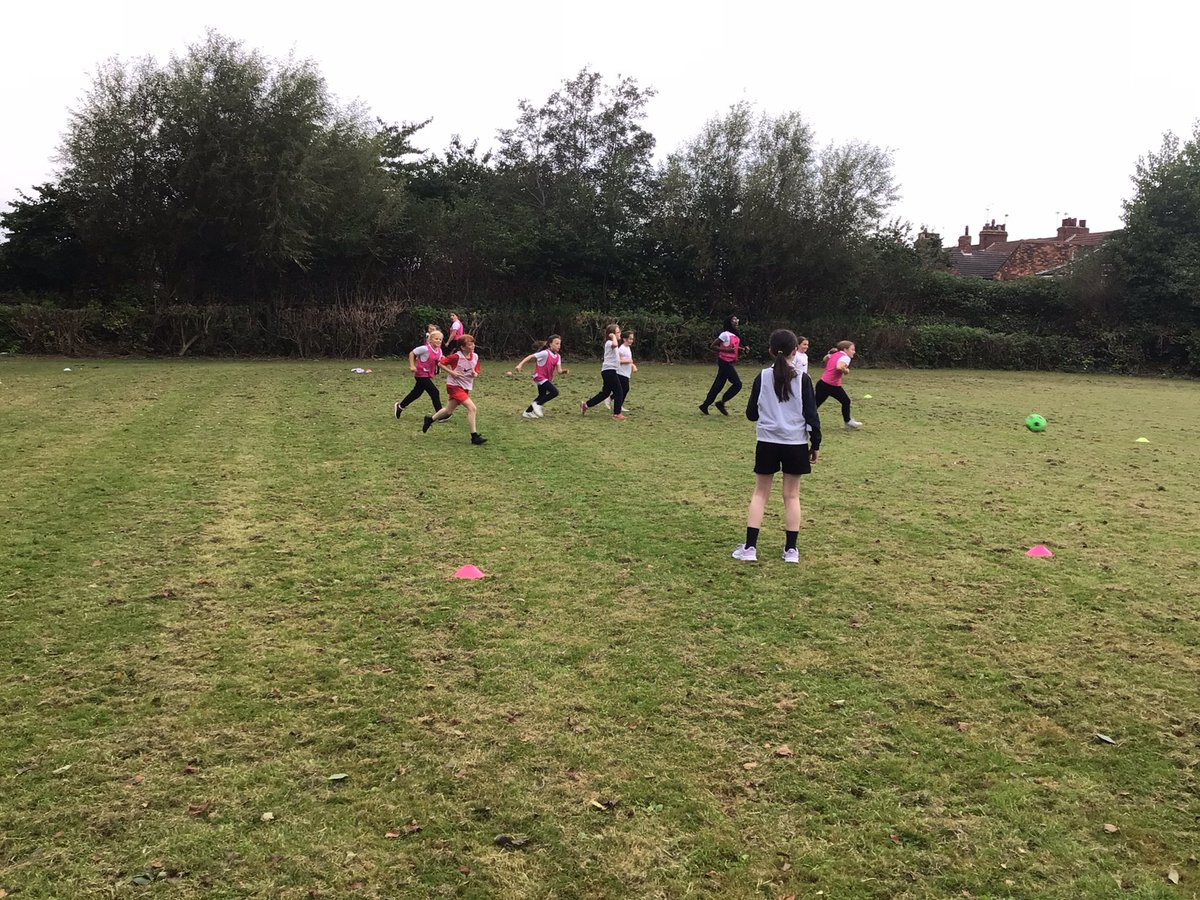 BuckinghamSch's tweet photo. Fantastic to have the girls football working on their development with @SSESS_ #buckinghamclubs https://t.co/lxaE3quhz7