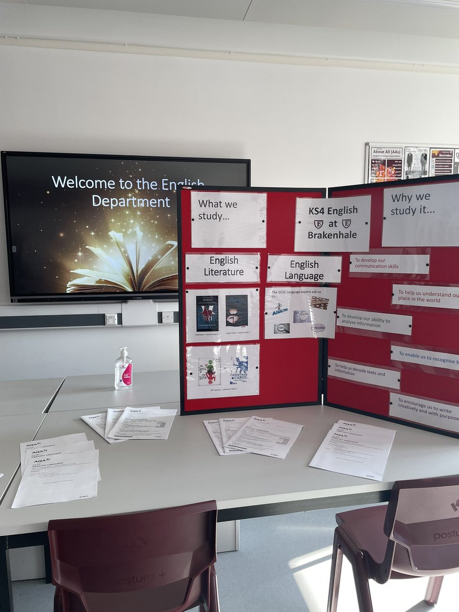 Brak_English's tweet photo. Just a few snaps from our open evening! We had a great time meeting prospective pupils! Some examples of the fab pieces of writing from the evening coming soon! #teachertwitter #english https://t.co/MqUfDoOKtH