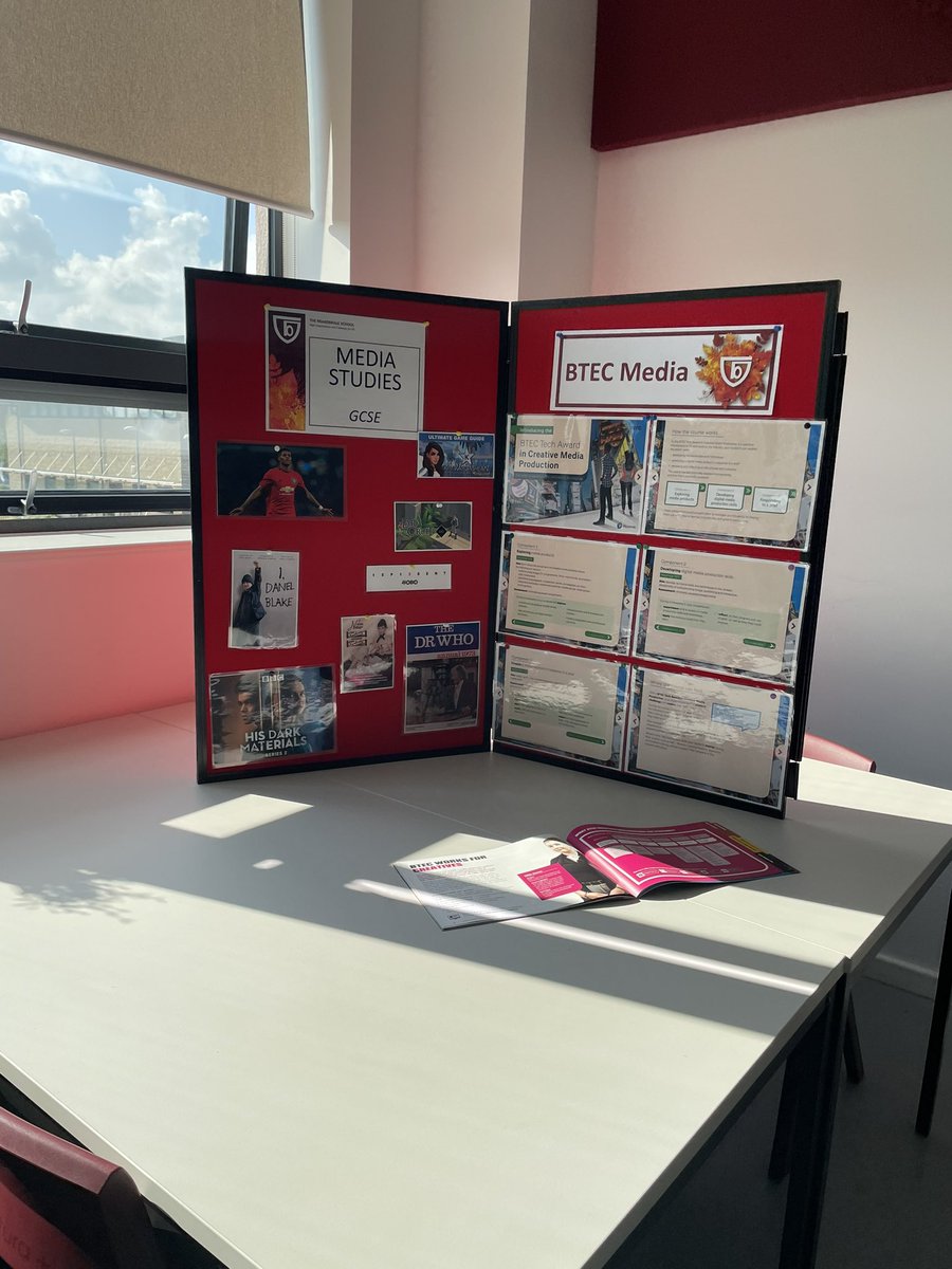 Brak_English's tweet photo. Just a few snaps from our open evening! We had a great time meeting prospective pupils! Some examples of the fab pieces of writing from the evening coming soon! #teachertwitter #english https://t.co/MqUfDoOKtH