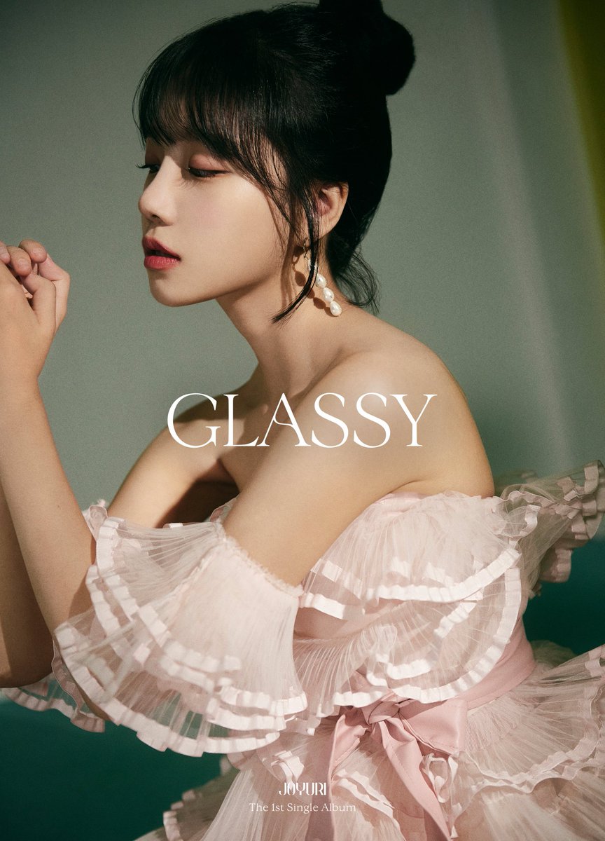 archivejoyuri's tweet photo. SHE LOOKS DIVINE OH MY GOD! https://t.co/G2UgruT2Cq