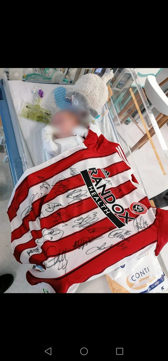 ShaneSufc's tweet photo. Went to the lane for gifts before getting back to my little man, The lads were just about to set off to boro and @billysharp10 kindly got them all to sign a shirt for me!!! Thanks again mate to you and all the lads, Good luck for tonight! UTB ⚔️ @SheffieldUnited @SheffChildrens https://t.co/rjAn0ID8H6
