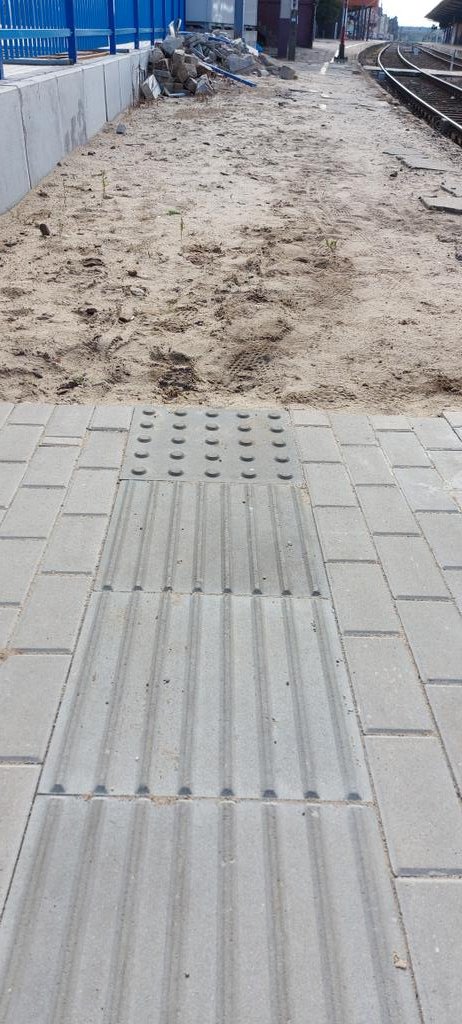 luca_ok's tweet photo. @PolaMatysiak Tak przygotowane jest przejście dla osób niewidomych ze zmodernizowanego peronu 1 na niezmodernizowany peron 3 w #Leszno #LK271/#LK14
#RunMagedon to mało napisane. https://t.co/kVBJ6mWw4b