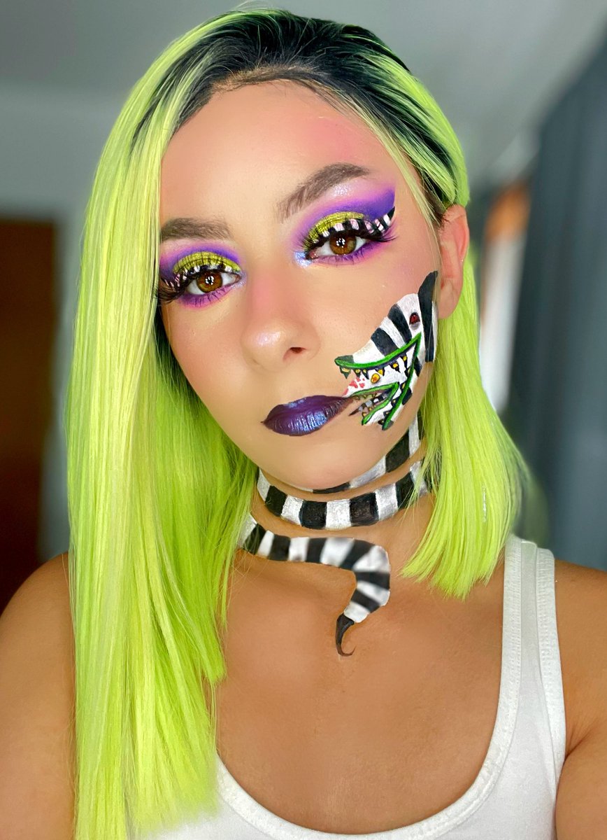 heyitsione's tweet photo. Beetle juice, beetle juice, BEETLEEE JUICEEEE! 🖤🤍💜💚
@Litunicorns_ @bperfectcosm @mehronmakeup 
.
.
.
#makeup #makeupartist #FYP #beetlejuice #beetlejuicemakeup https://t.co/EpZuzYik81