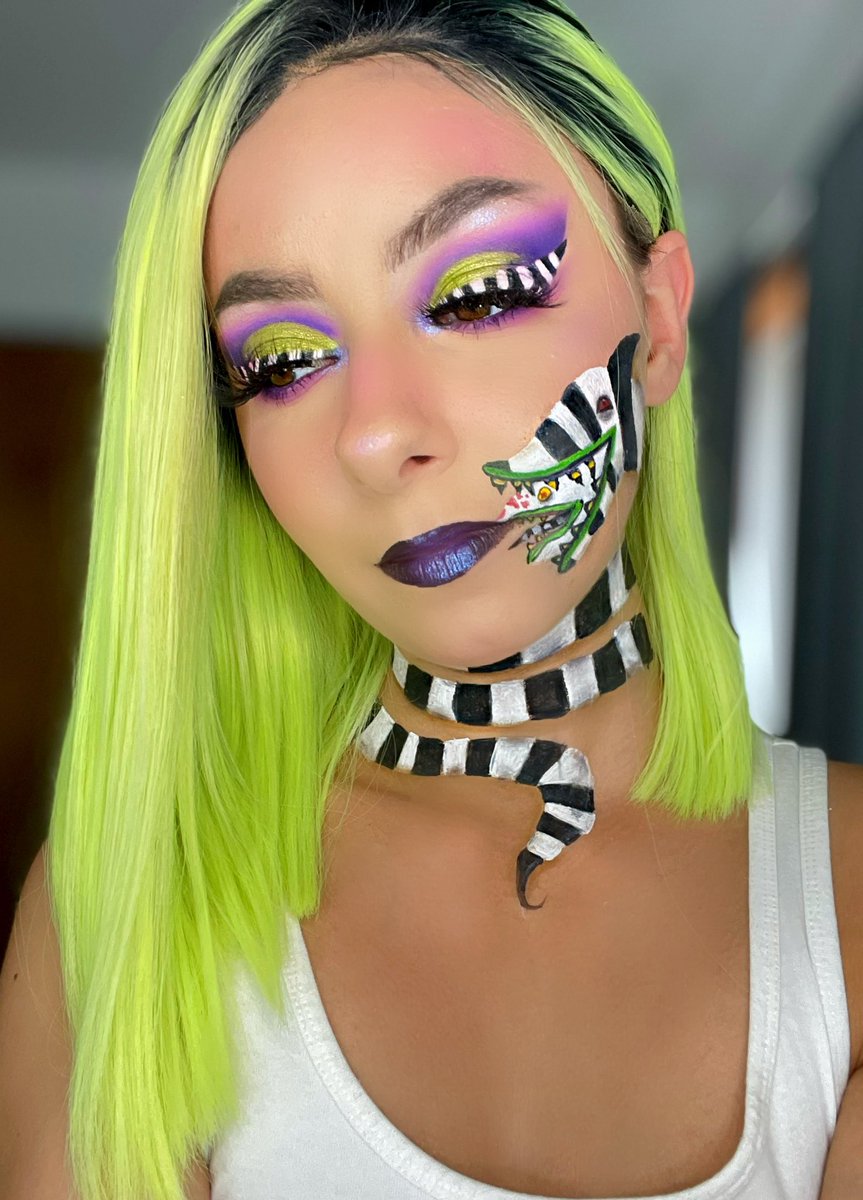 heyitsione's tweet photo. Beetle juice, beetle juice, BEETLEEE JUICEEEE! 🖤🤍💜💚
@Litunicorns_ @bperfectcosm @mehronmakeup 
.
.
.
#makeup #makeupartist #FYP #beetlejuice #beetlejuicemakeup https://t.co/EpZuzYik81