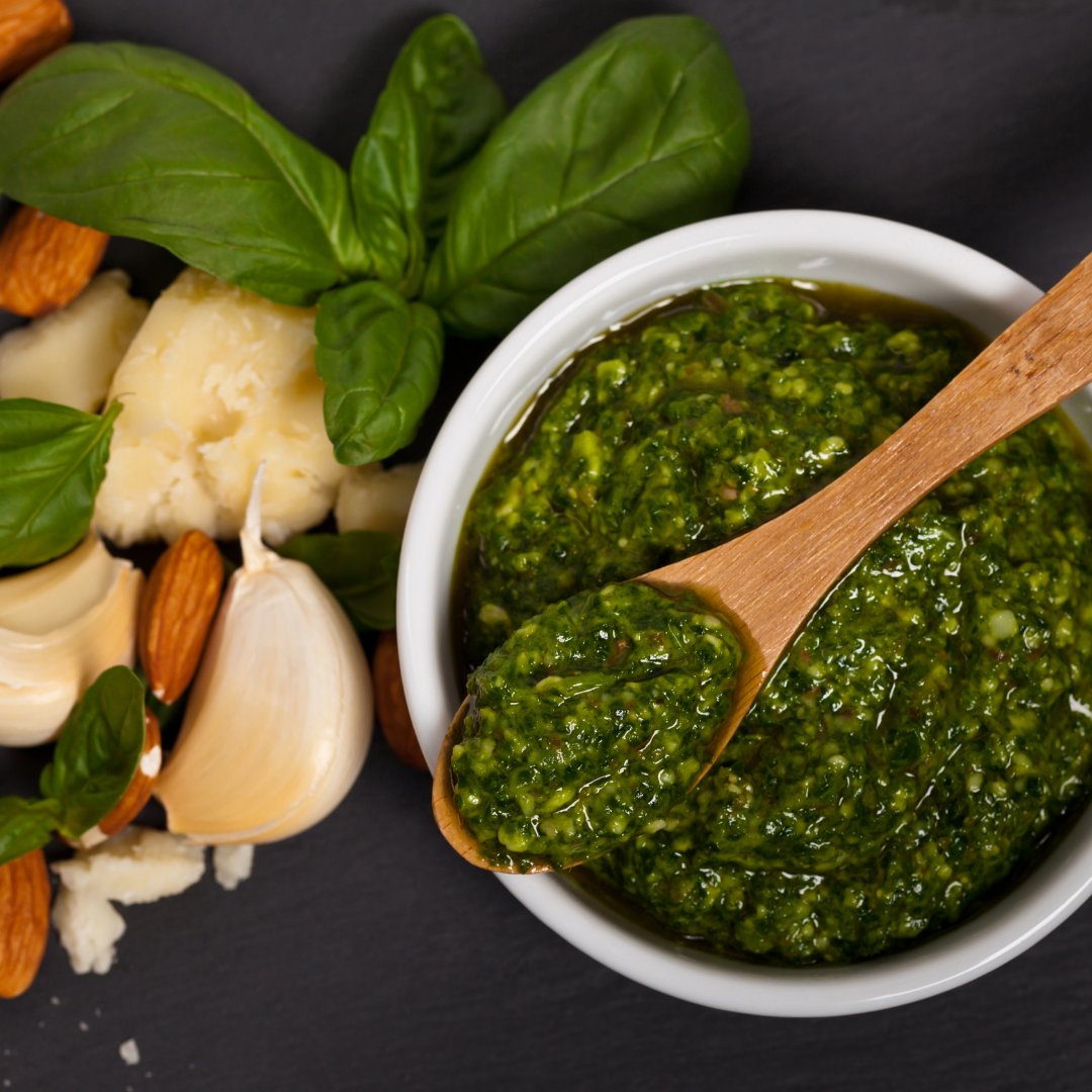 Voor het maken van pesto kan je in plaats van pijnboompitten natuurlijk ook noten gebruiken, zoals cashew, walnoot of in dit geval: amandelen! Bekijk het recept voor deze heerlijke amandelpesto hier.

greenage.nl/amandelpesto/