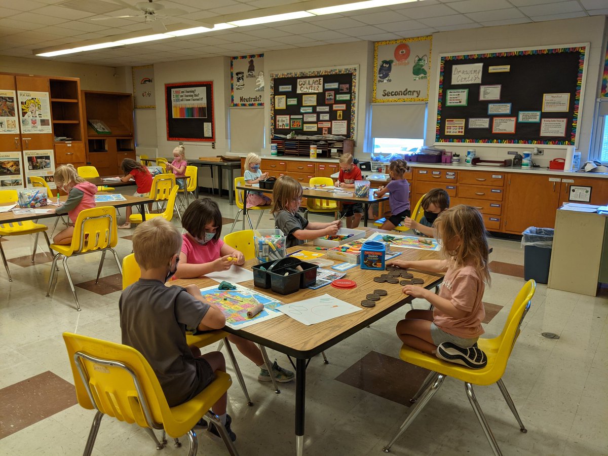 wlesart's tweet photo. Kindergarten @JamiKupper class earned their choice time today and got to choose what they wanted to work with during class. Choices were: drawing with crayons/markers, modeling clay, shape games, matching games, or  puzzles. They made quick work of the "big puzzle"!🎉#wlcardpride https://t.co/umyKE4Z0eN