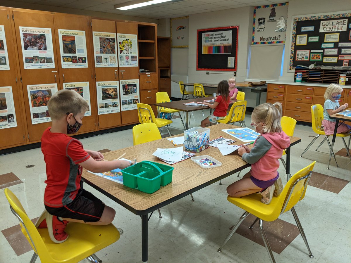 wlesart's tweet photo. Kindergarten @JamiKupper class earned their choice time today and got to choose what they wanted to work with during class. Choices were: drawing with crayons/markers, modeling clay, shape games, matching games, or  puzzles. They made quick work of the "big puzzle"!🎉#wlcardpride https://t.co/umyKE4Z0eN