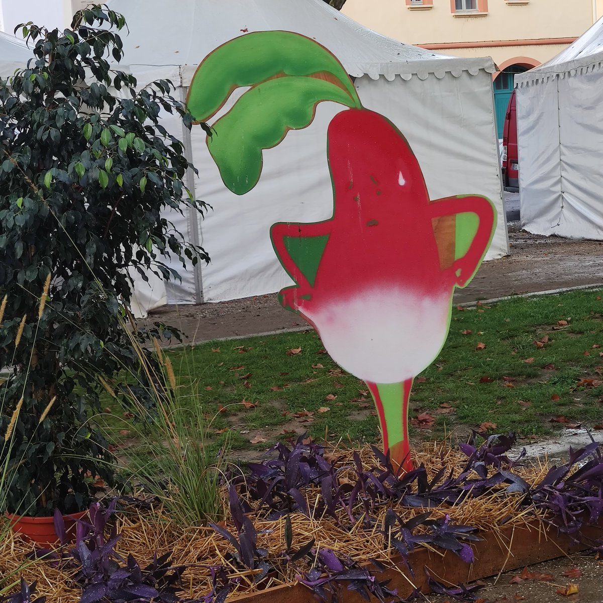 AssociationMAJ's tweet photo. Retour sur les graffs réalisés par les jeunes de MAJ. Leur participation à la Fête des fruits et des Saveurs de #Moissac https://t.co/zgSGJa1SKt
