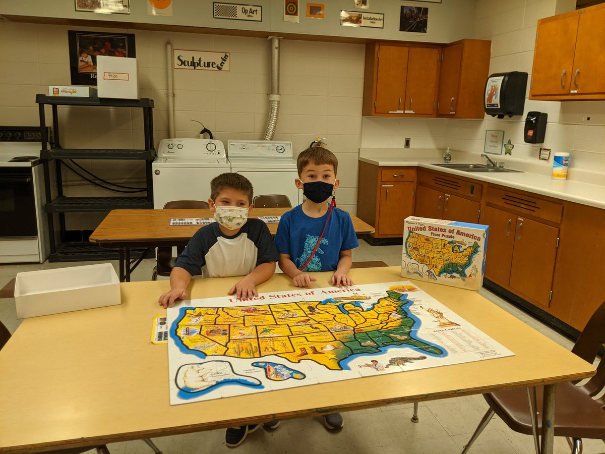 Kindergarten <a href="/JamiKupper/">Jami Kupper</a> class earned their choice time today and got to choose what they wanted to work with during class. Choices were: drawing with crayons/markers, modeling clay, shape games, matching games, or  puzzles. They made quick work of the "big puzzle"!🎉#wlcardpride