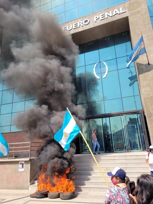 pachpotuc's tweet photo. Se hace sentir la bronca por la fuga de Roberto Rejas, un solo grito exige #FueraMaley 
Yo sabía que a los asesinos los protege la justicia! https://t.co/6qzmayS5UH