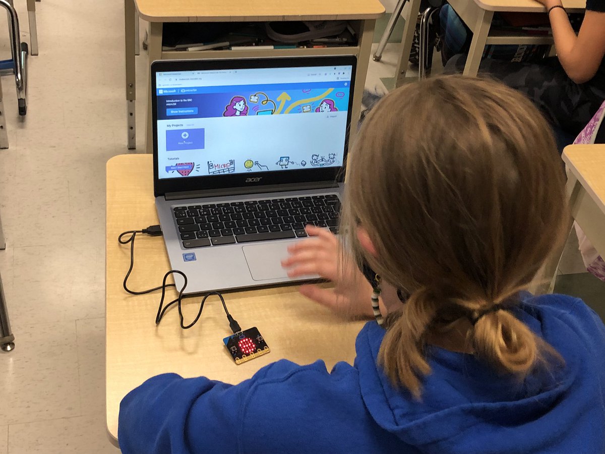 Grade 6’s @TVDSB @ParkviewPS_K had so much fun coding with #microbits this morning! A BIG thank you to @dtangred for taking the time to teach us. We had a blast tracking our temperature data inside and out today! Thank you @ms_ckim for making this happen.#codingisfun