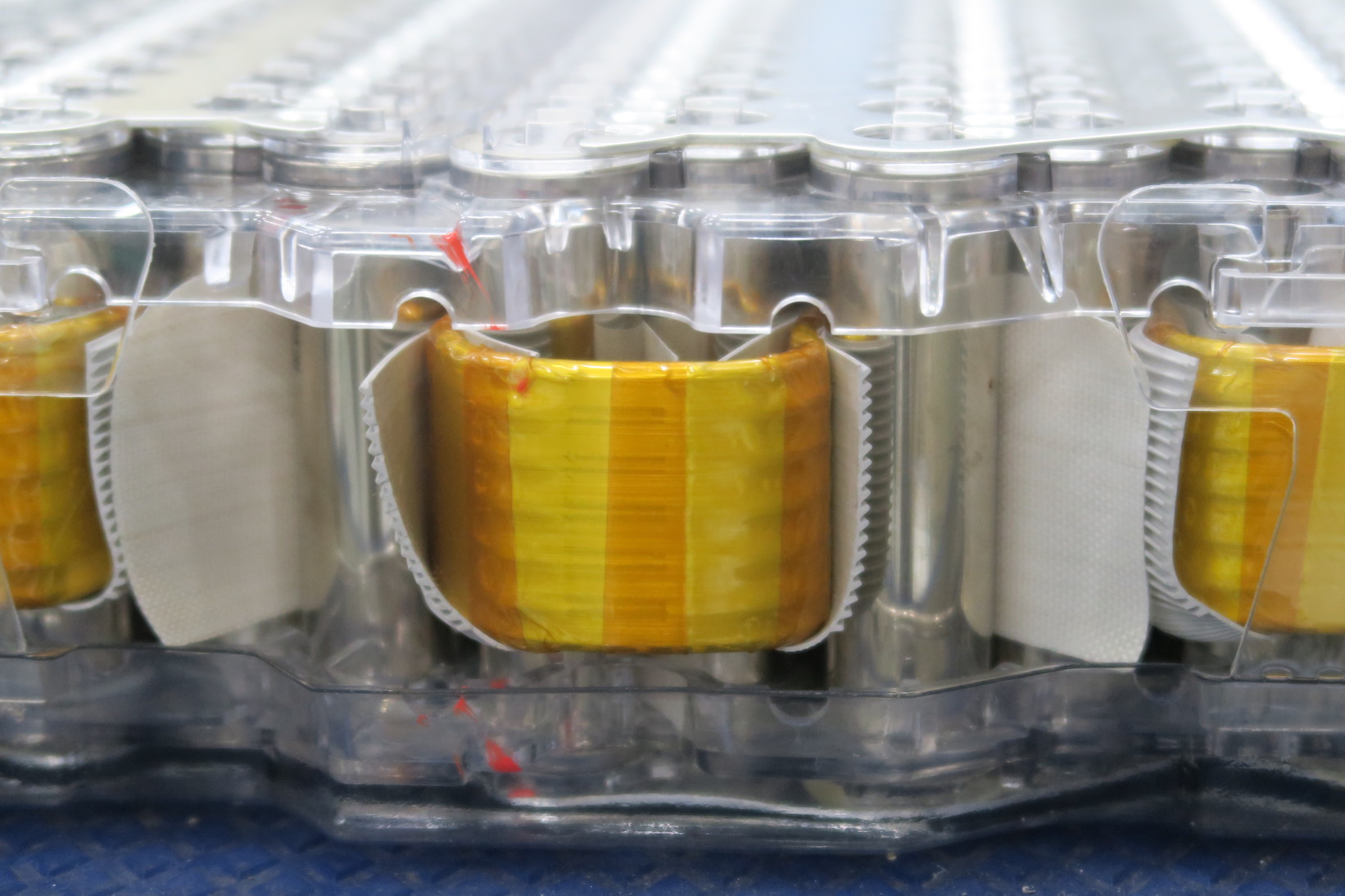 山本 真義 名古屋パワエレ武道会 普段目にすることのないテスラ モデルs用リチウムイオン電池 パナソニック製品 ２枚目写真からシリコン樹脂で保護しながら配管 黄色ビニール部 により効果的に冷却していることが分かる このバッテリ冷却