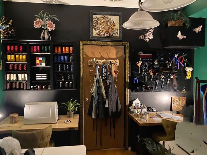 WallControl's tweet image. Who could use some #tuesdaymotivations? Our friend Donna has this #sewingroom organized with a #wallcontrol #pegboard set up perfect for a #fashiondesigner and the #toolsofthetrade ✂️ #sewingstation #craftspace #craftspaceorganization