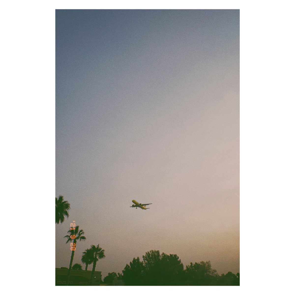 TheeMilla's tweet photo. // w h i c h t u e s d a y i s t h i s , //
The winds sending us the super haze from all of the Cali fires this morning. They also gifted us with the red sun.
#califire #vintage #filmlook #iphone13pro #vegas https://t.co/zDsFvooSBR