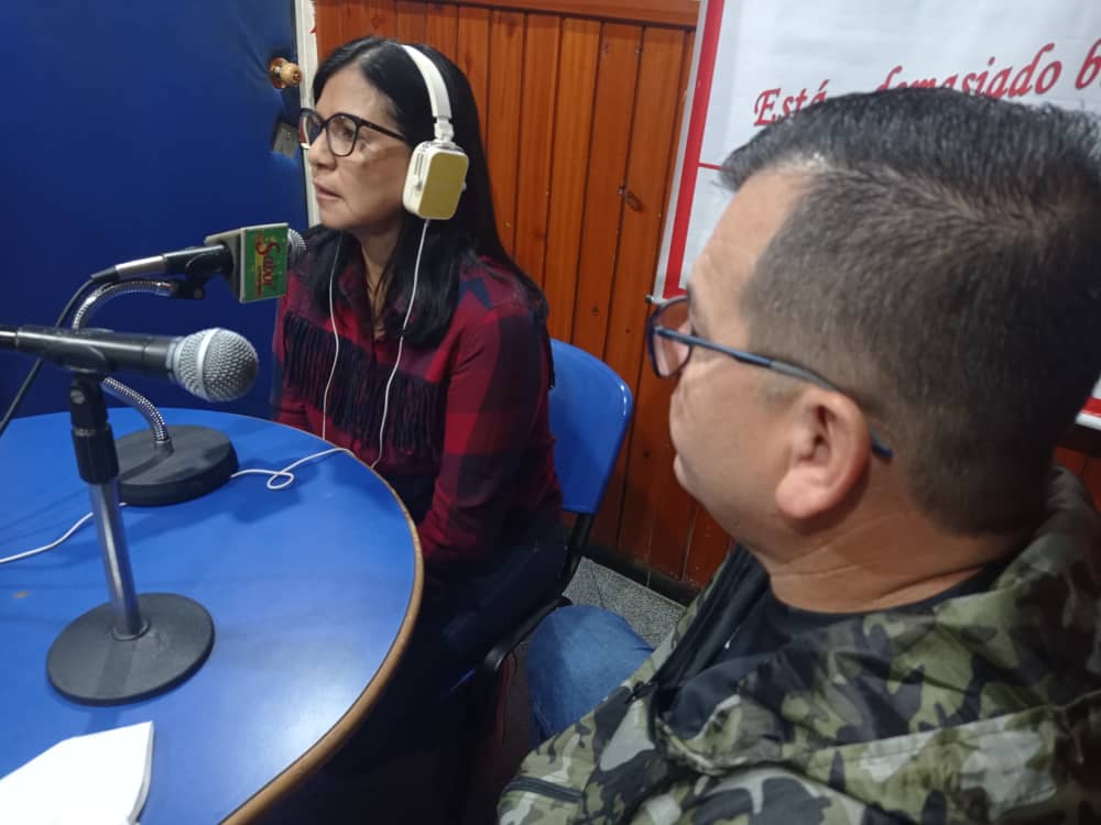 KarinaEsAragua's tweet photo. Extraordinaria entrevista en el programa "El Pueblo Decide" con Maykel Girón por Sabor La Consentida 101.7 FM con la candidata a la Gobernación  de #Aragua @Soykarinacarpio y el candidato a la Alcaldía de #Sucre Wilsoy Coy https://t.co/S1onypy1EW