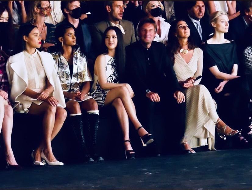 𝙥𝙚𝙥𝙞_𝙘𝙝𝙪 on X: A clearer photo of Jisoo and Dior CEO Pietro Beccari  sitting next to each other. JISOO AT DIOR SHOW #JISOO_DiorParisFW   / X