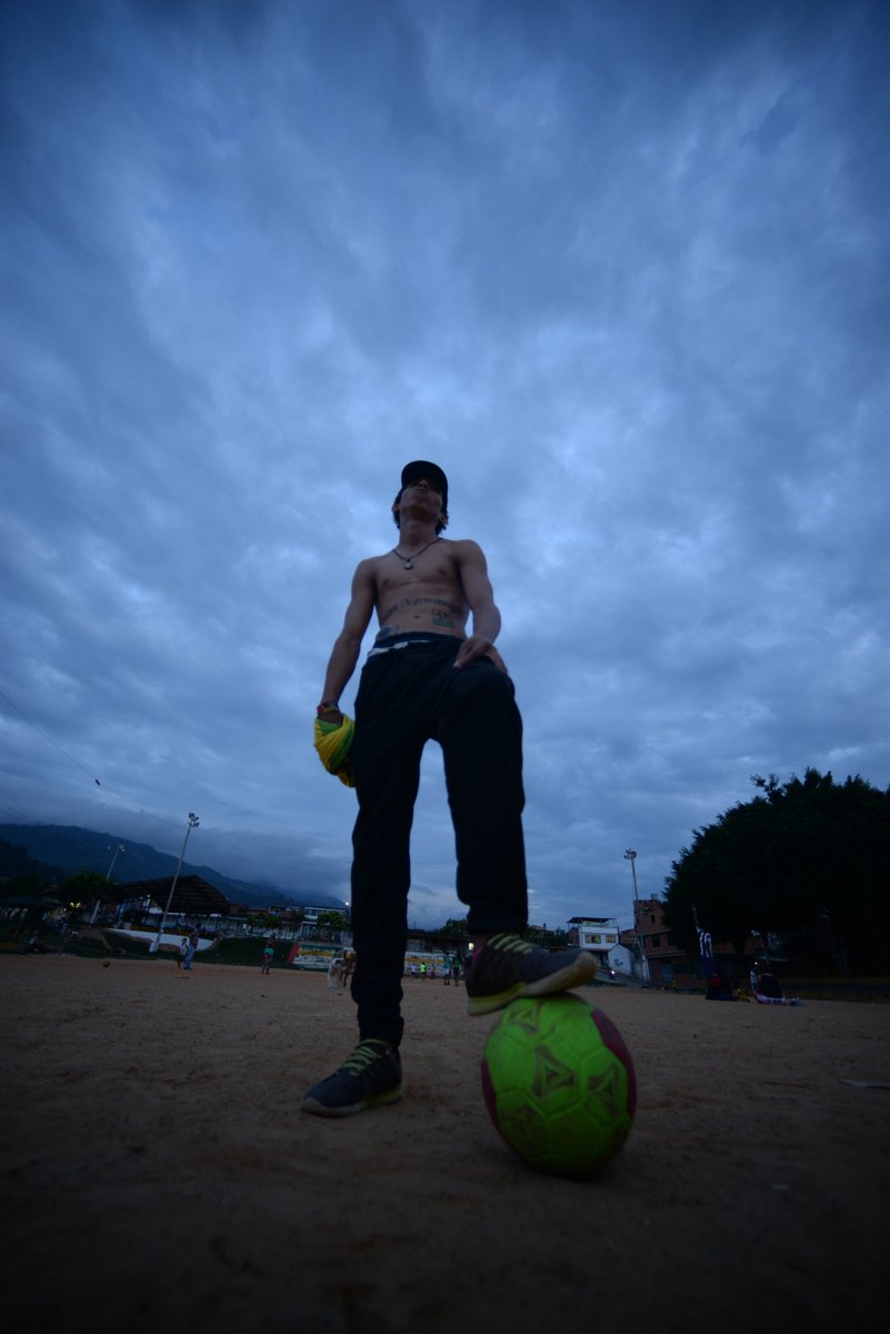 doccoagencia's tweet photo. 🏴Jorge nos iba a acompañar este jueves en #MemoriasRebeldes con #LosNadie + #LaFortalezaDocumental. Vería por primera vez esa peli que le permitió rodar a Andrés Torres siguiendo su pasión por el fútbol. Nos queda recordarlo con ese retrato inmortal en que se convierte el cine. https://t.co/4aJgGmhSm1