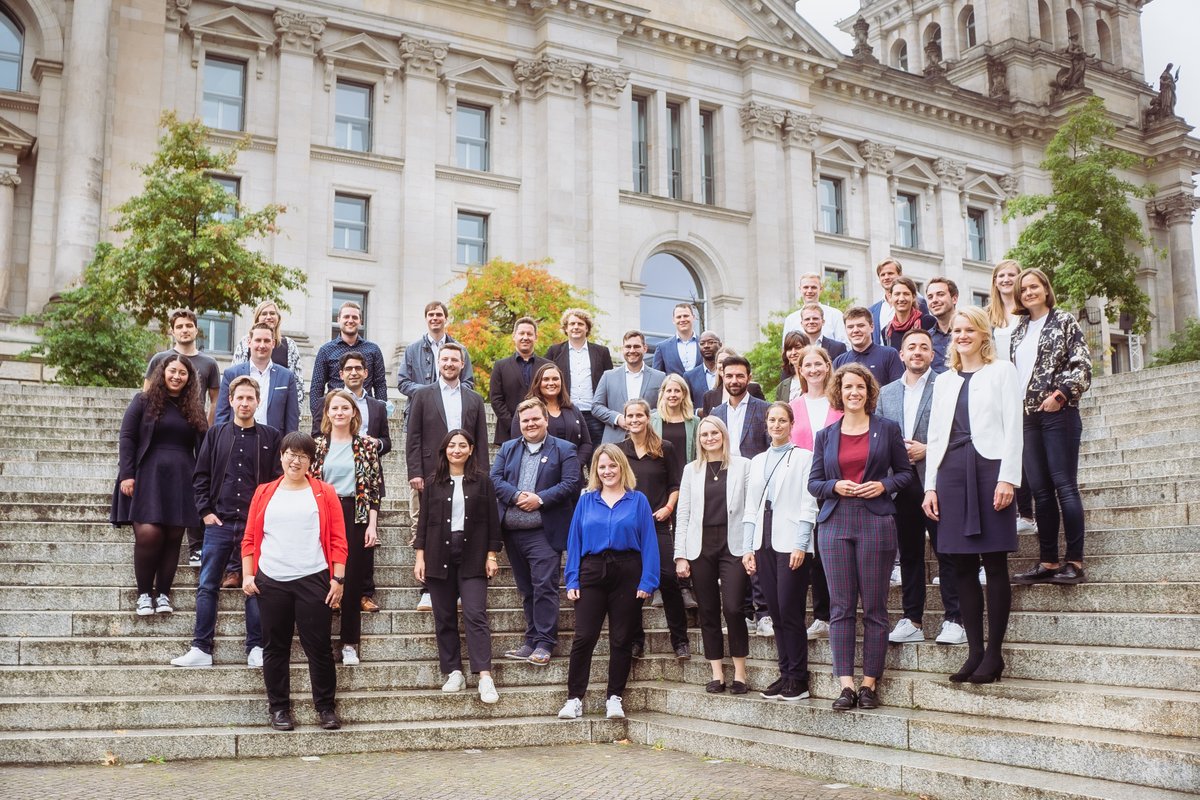 Was für ein Bild 😍 Viele unsere Juso-Bundestagsabgeordneten kurz nach der ersten Fraktionssitzung zusammen am Parlament. Alle unsere 49 Juso-Abgeordneten gibt es jusos.de/unsere-bundest… und im Thread.