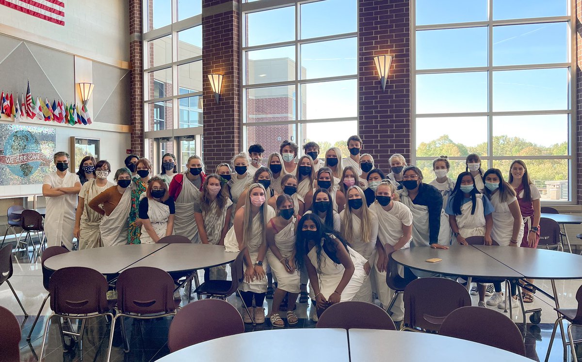 students_khs's tweet photo. Seniors looking great in their togas! #TogaTuesday https://t.co/rMPpO9IxW6