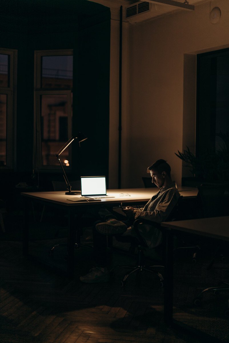 acute2root's tweet photo. #weekly50… Melatonin (your sleep hormone) is suppressed by blue light emitted from screens.  Try to keep your bed time routine free of screens, especially if you have a hard time falling asleep!  Can you spend 50 minutes prior to sleep “screen free” this week? https://t.co/idr9b3Ouq2