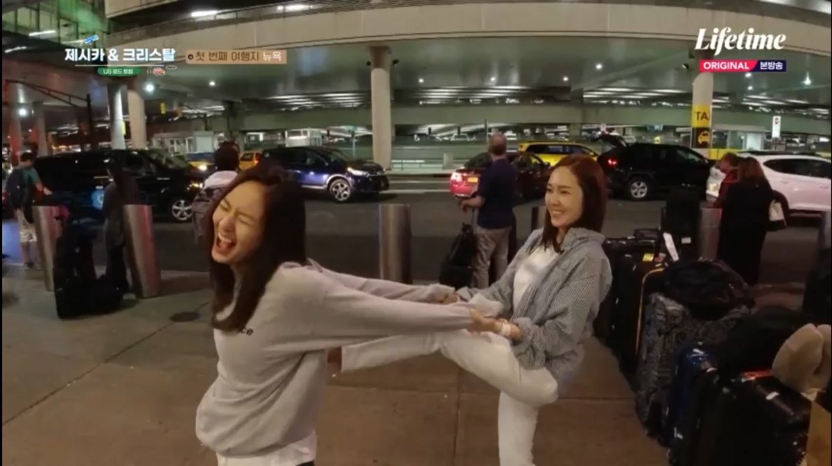 ใน Jessica &amp; Krystal - US road trip ep.แรก เจสสิก้าดัดหลังคริสตัลด้วยท่านี้กลางสนามบินท่ามกลางผู้คนที่เดินสัญจรไปมา ก็คือเริ่มตีกันตั้งแต่ต้นทริปเลย น้องโอ๋พี่มาก แต่พี่ก็คือเลี้ยงน้องด้วยลำแข้งที่แท้ เติบโตมาอย่างดีเลยนะน้องตัล 🥲🥺🤣😂👭🔥