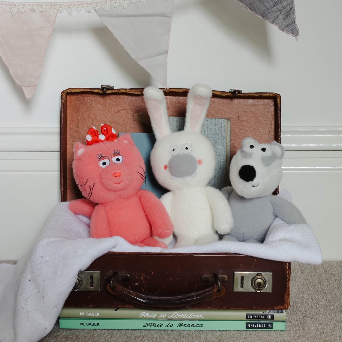 Hello! 3 characters featured in #TheHappySong video that Trevor Hardy from <a href="/PigBirdstudio/">晶晶❤(兼职|学生|约炮|上门)古浪,天祝,永昌,金川</a> gave birth to are now available to cuddle! Badger is inspired by Scout’s favourite toy Bowji ;) A small % of each sale goes to <a href="/NSPCC/">NSPCC</a> Know anyone who’d like one? pennyandlola.co.uk