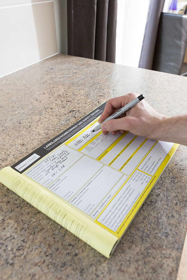 GasSafeRegister's tweet photo. Students settling in at their new university have a lot to concentrate on in the first few weeks. But, living in tenanted properties, they’ll need to ensure they have a copy of their Landlord’s Gas Safety Record. https://t.co/Kn4ZQC2Wx0 #GasSafe #students https://t.co/EkktdWo5rN