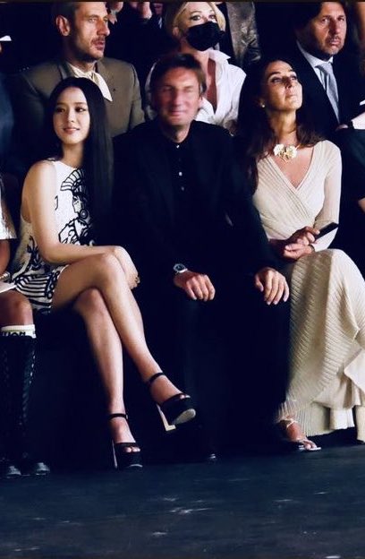 Veronica Kim 🐰 on X: Jisoo with Maria Grazia Chiuri (Dior Creative  Director), Antoine Arnault (LVMH group heir), Pietro Beccari (Dior CEO and  LVMH Executive Committee) and Mathilde Favier (Dior PR Manager).