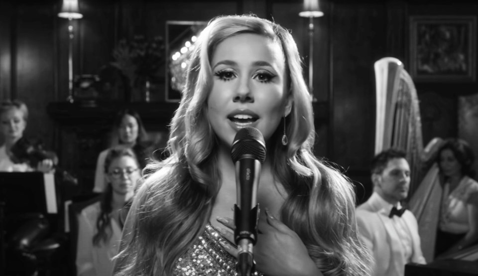 DPAmicrophones's tweet photo. Haley Reinhart is the star of this amazing @PMJofficial version of 'Don't Speak', but as co-star you'll find a d:facto™ taking centerstage with her right from the start: https://t.co/5cCqfco1tX 🙌
d:facto™: https://t.co/KMqz8pcyJQ
#dpamics #microphone #proaudio #dfacto https://t.co/4elAbwiElL