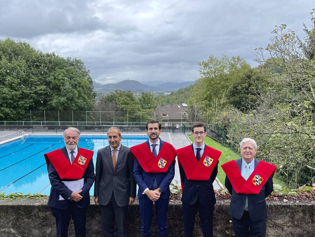 cmayete's tweet photo. El pasado sábado 18 de septiembre
tuvo lugar el acto de apertura del curso 2021-22, curso que marca el 50 aniversario del Colegio Mayor. En el acto se impusieron las becas a los colegiales de tercero y a d. Jaime Mayor Oreja, gran amigo de Ayete, que impartió la lección magistral https://t.co/8ItNbN3qNT