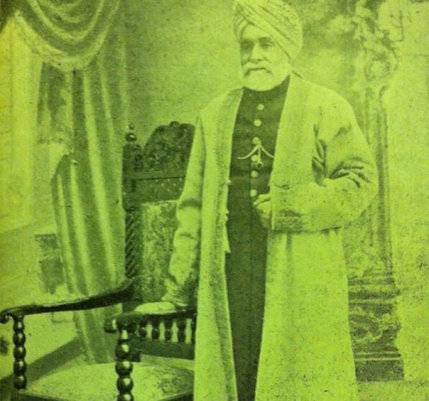 الدكتور الحاج سر محمد مزمل من الهند ..
أهدى لـ المسجد الحرام مكينة كهرباء في رمضان عام ١٣٥٤ه‍ (قبل ٨٧ سنة تقريباً ) أضاءت بها أرجاء المسجد الحرام ..
رحمه الله