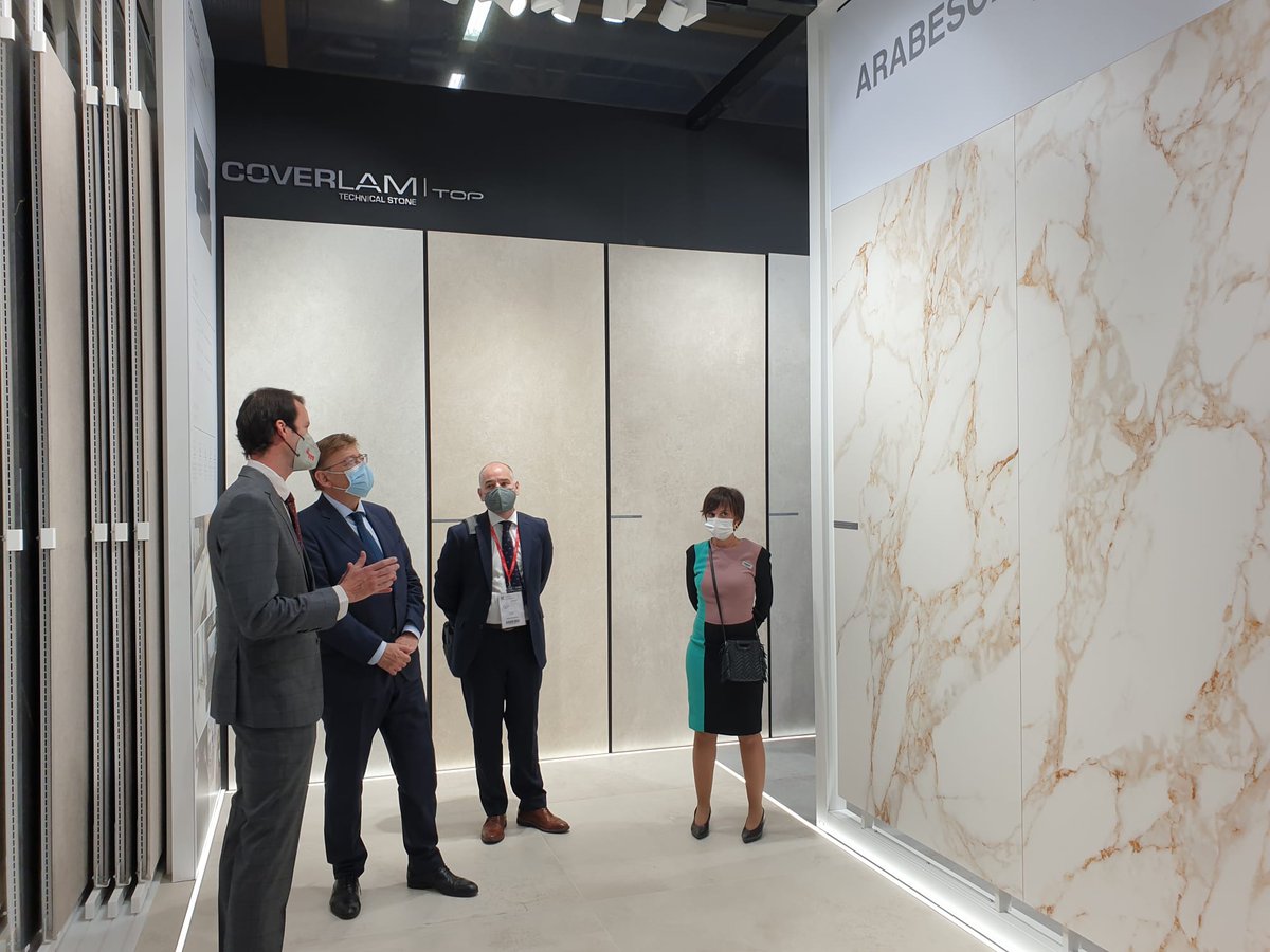 coverlambygresp's tweet photo. El stand de 𝐂𝐨𝐯𝐞𝐫𝐥𝐚𝐦, uno de los primeros en recibir la visita de @ximopuig, President de la @generalitat, quien ha podido conocer todas las novedades presentadas de Coverlam y Coverlam Top. ⤵️

#Coverlam #CoverlamTop #Cersaie #Cersaie2021 https://t.co/LNEDFd7srn