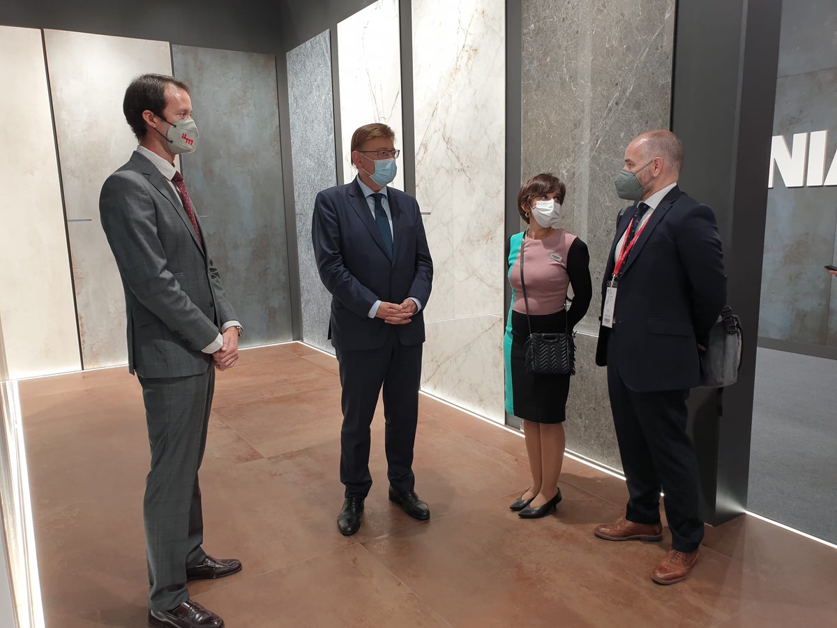 coverlambygresp's tweet photo. El stand de 𝐂𝐨𝐯𝐞𝐫𝐥𝐚𝐦, uno de los primeros en recibir la visita de @ximopuig, President de la @generalitat, quien ha podido conocer todas las novedades presentadas de Coverlam y Coverlam Top. ⤵️

#Coverlam #CoverlamTop #Cersaie #Cersaie2021 https://t.co/LNEDFd7srn