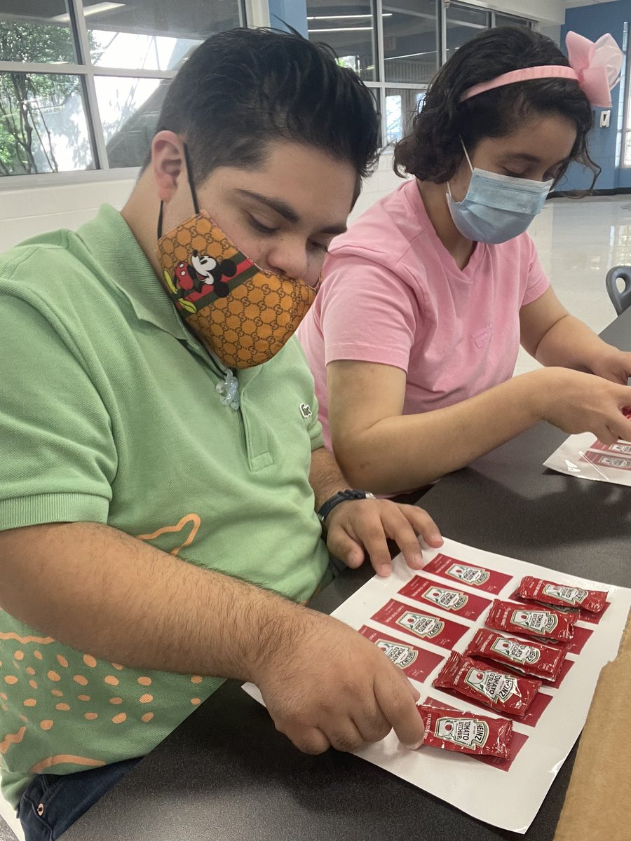 nataliequichoc1's tweet photo. Ketchup visuals for the win! #Clarkworkcenter #clarkVIP @NISDfoodserv https://t.co/3hcTRVd8tS