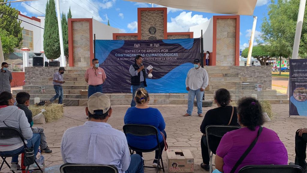 sagdr_dgo's tweet photo. Por instrucción del Secretario @Manuelsz2021 el equipo de la #SAGDR visita la localidad de Francisco I. Madero del municipio de #PanucodeCoronado, a fin de entregar diversos apoyos con el objetivo de beneficiar a las familias del campo que más lo necesitan.
#CampoFortalecido https://t.co/weH97tWtef