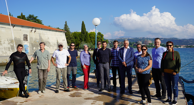 hull_green's tweet photo. Sestanek za usklajevanje projekta v Portorožu 
@InterregITASLO 
 Projekt GreenHull. Kmalu bomo razkrili, kako je potekal pomorski preizkus prototipa za #čiščenje ladijskega trupa.
Proti manj #emisijam CO2 💚
Več na 👇
https://t.co/cfNNBerJ24 https://t.co/hUvrNIcY0v